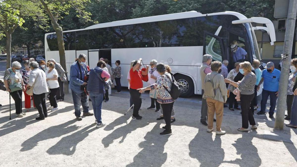 Visitants en un dels autobusos aturats a Pedret. | ANIOL RESCLOSA