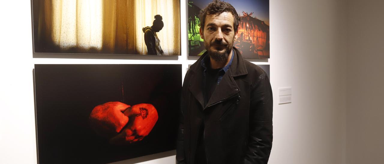 El fotoperiodista zaragozano Diego Ibarra, en su exposición en el edificio DKV.
