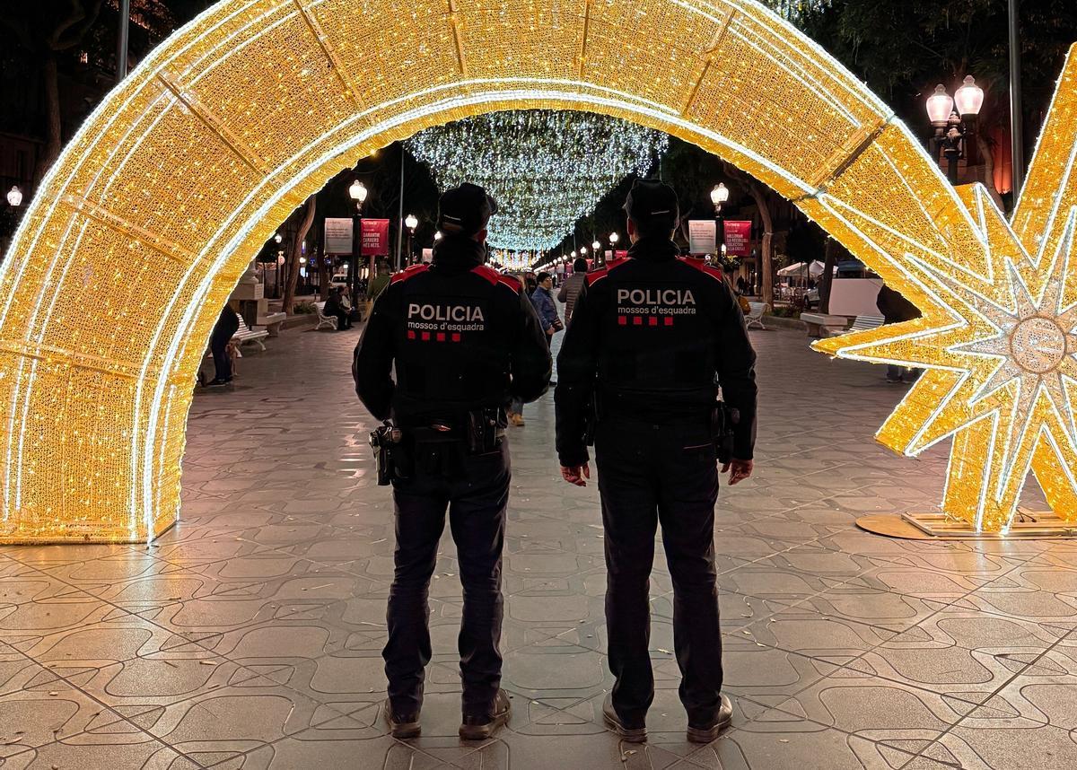 Patrulla de Mossos en mercadillo navideño