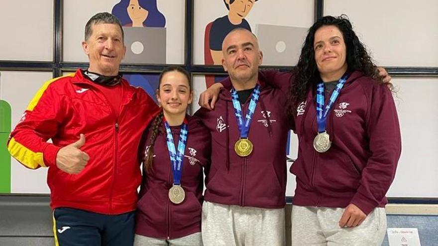 Paula Mateu, Claudia Fornés y José Antonio Carricondo, con sus medallas en el Nacional