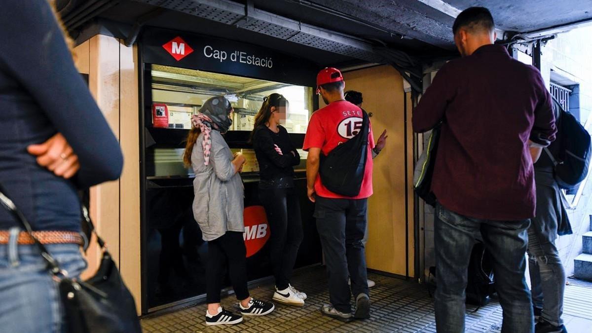 Unos policías identifican a unas carteristas en el momento en que se disponen a salir de la estación de Urquinaona, hace unos días.