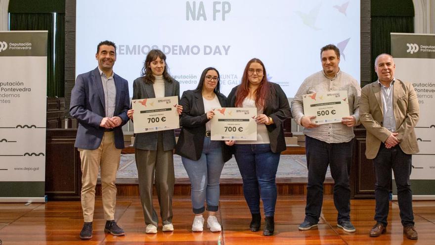 Estudiantes galardonados en los premios DepoEmprende, con el presidente de la Diputación.