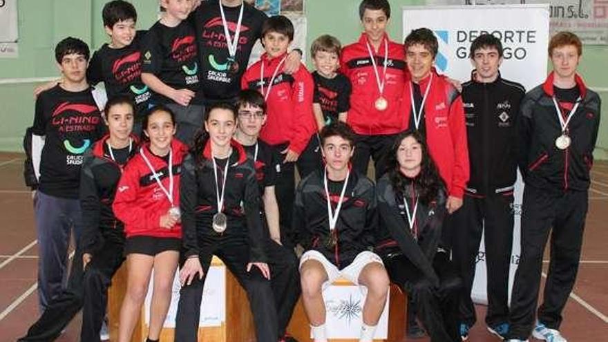 Formación de los medallistas estradenses en la cita.