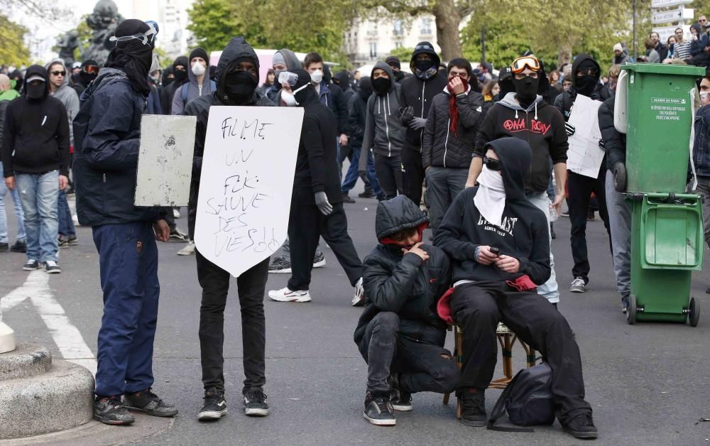 Miles de trabajadores y estudiantes volvieron a protestar en Francia contra la reforma laboral del Gobierno socialista, en una jornada que se saldó con perturbaciones en los transportes y altercados e