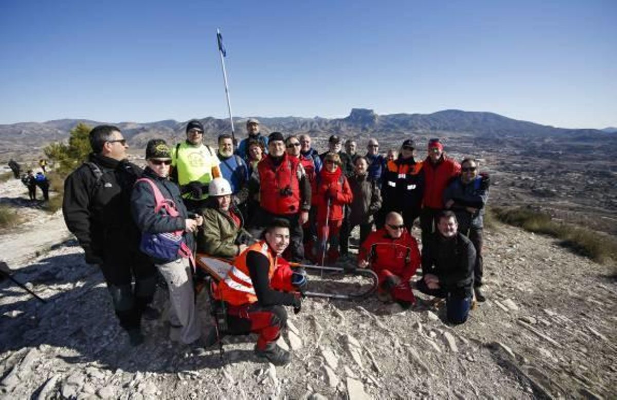 Un centenar de personas subieron a la cima de Bolón.