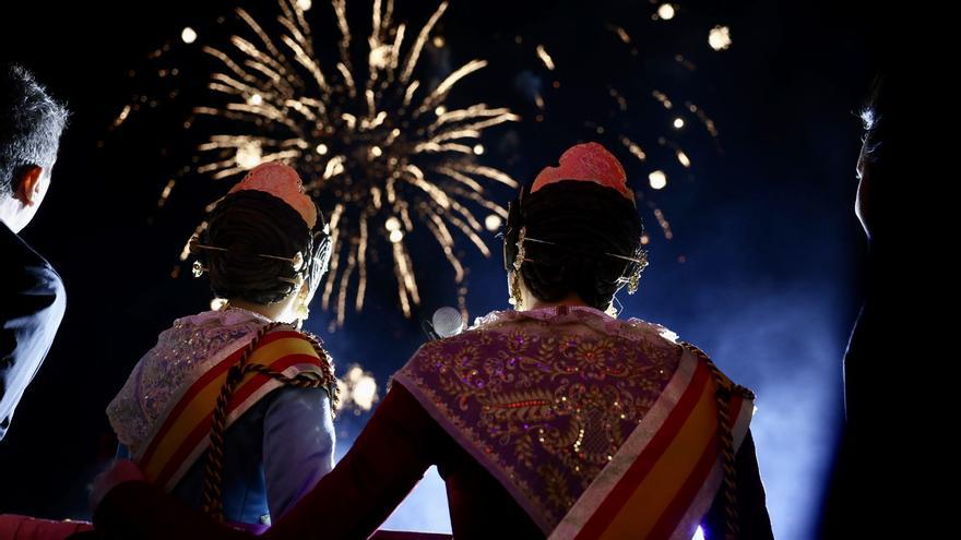 Así se vive la Crida al lado de las falleras mayores