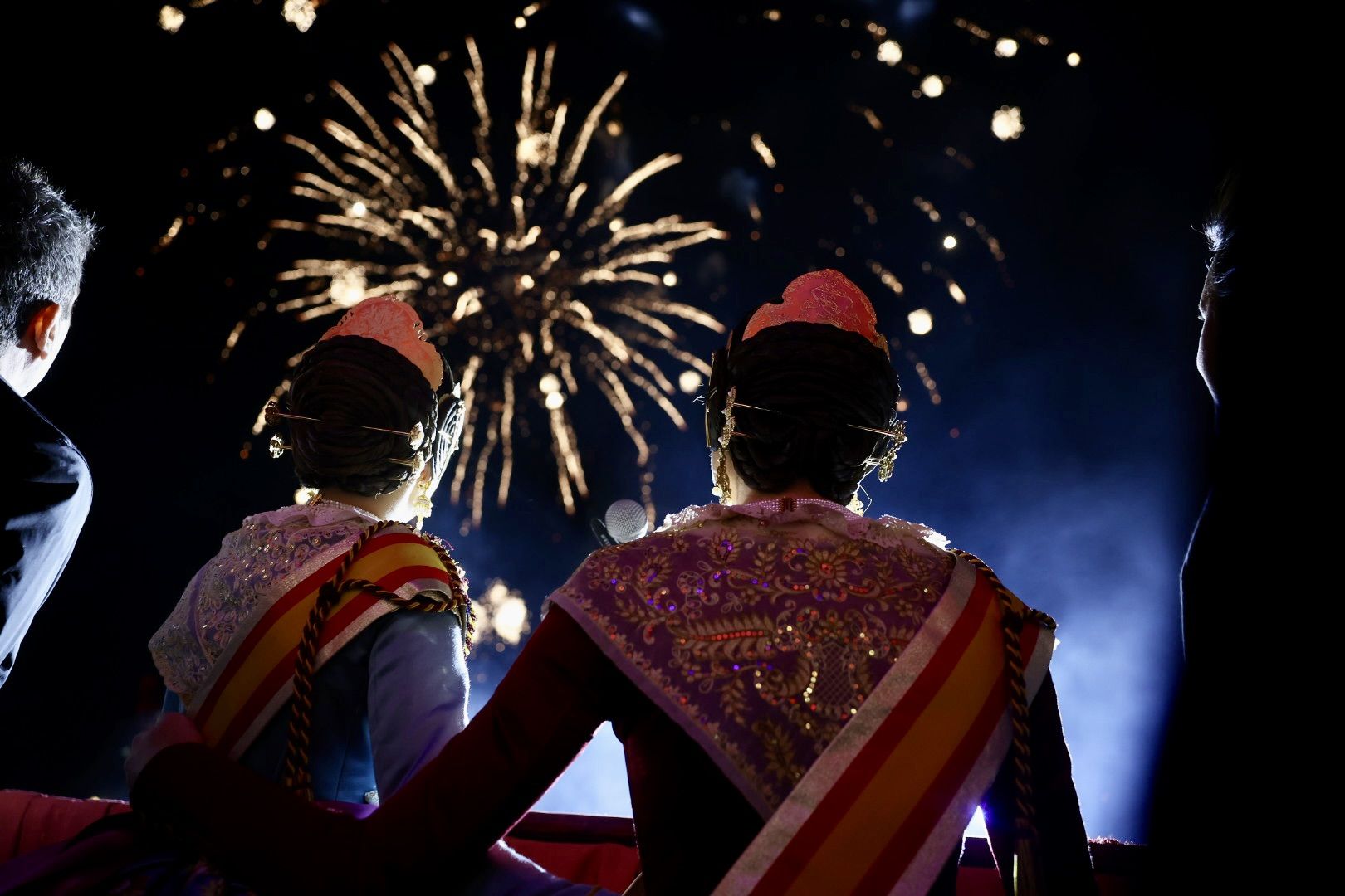 Así se vive la Crida al lado de las falleras mayores