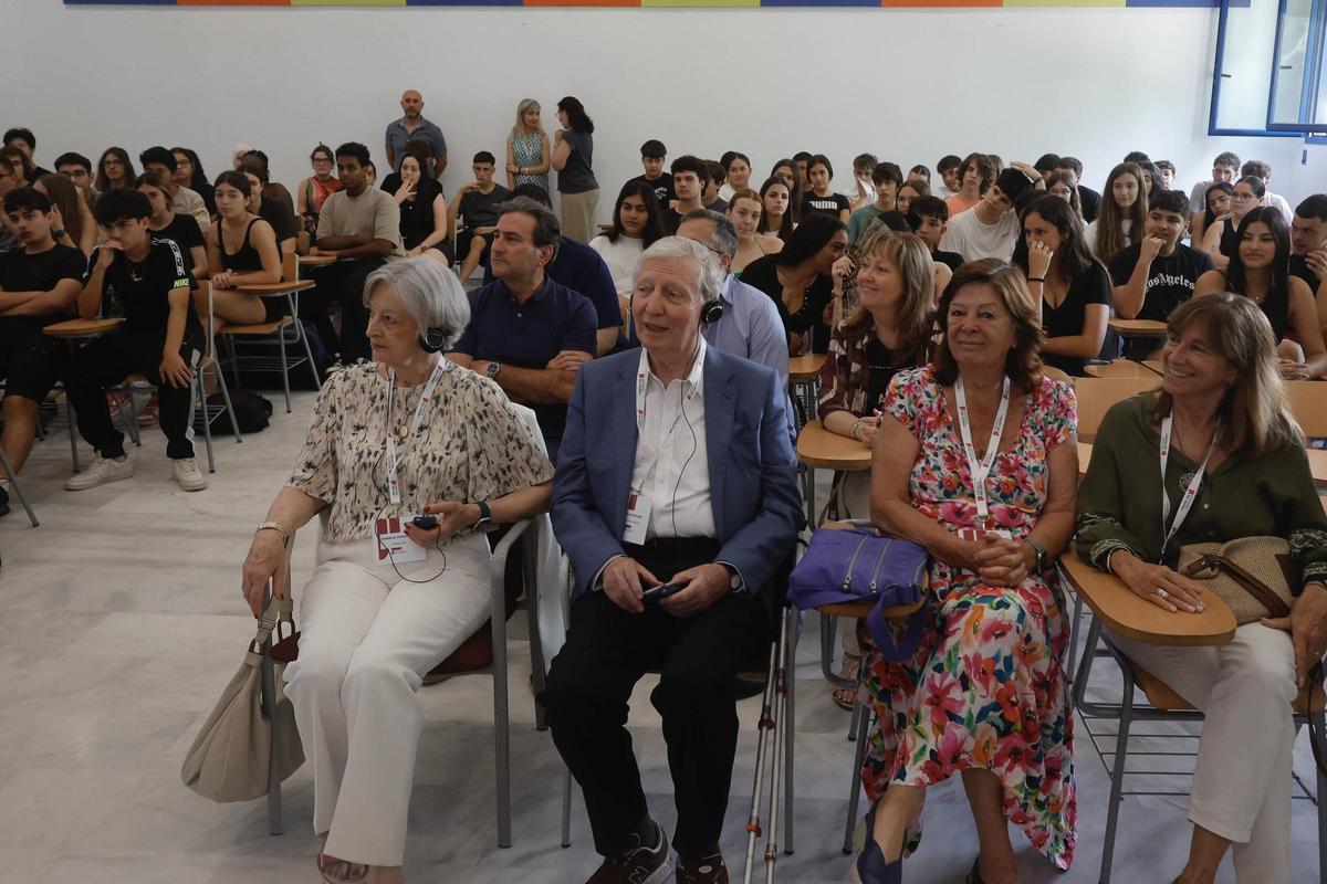 Visita del premio Nobel Jules Hoffmann a un instituto de la zona cero de la Dana junto a Ana Maria Traveset, Jaume I de Protección del Medio Ambiente 2018 y María Vallet, Jaume I de Investigación Básica 2018.