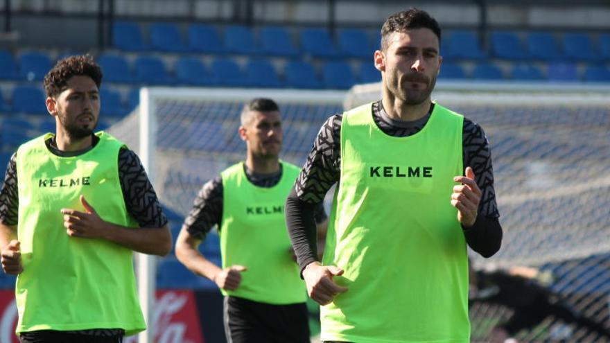 Benja, en su primer entrenamiento con el Hércules, junto a Candela y Bueso