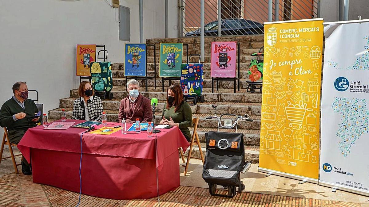 Un momento de la presentación de la nueva campaña para impulsar el comercio local de Oliva. | LEVANTE-EMV