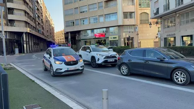 El viento en Elche obliga a recoger las terrazas