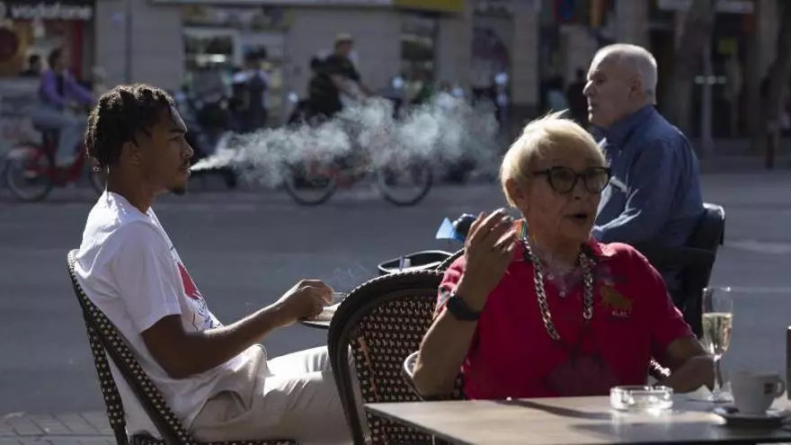 La patronal estatal de bares y restaurantes: "Prohibir fumar en las terrazas de un país tan turístico será pegarse un tiro en el pie"
