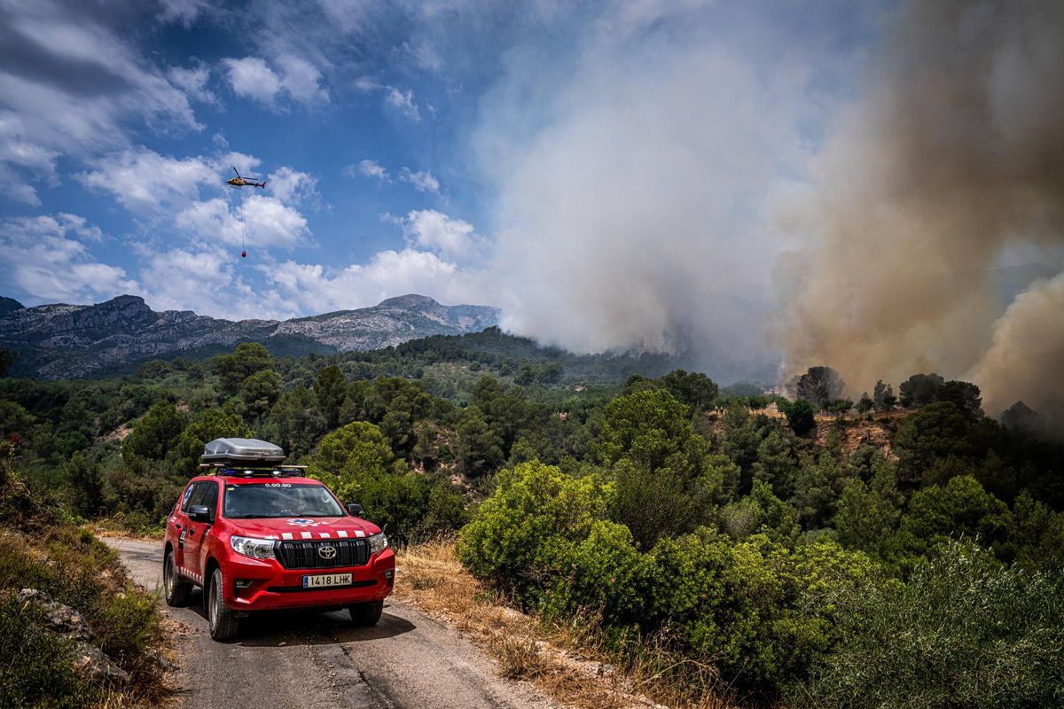 Dentro del incendio en Baix Ebre: los bomberos trabajan a contra reloj en el incendio forestal en Paüls