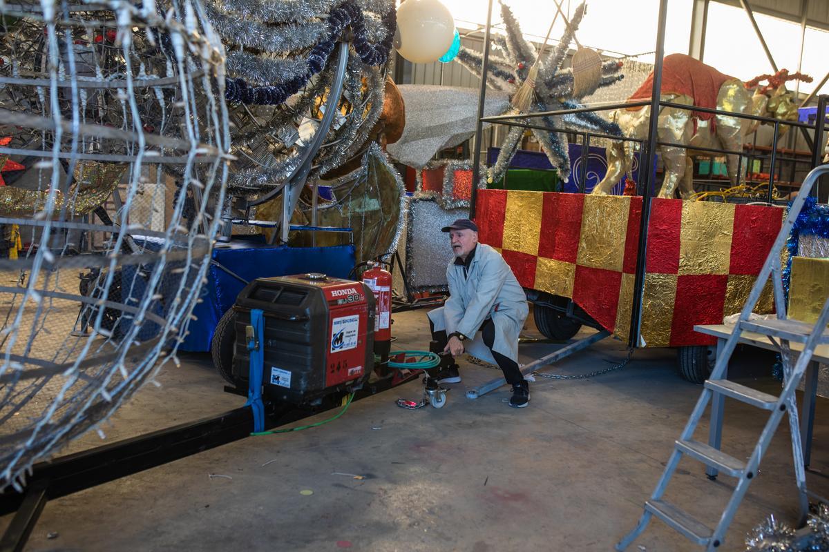 Últimos preparativos de la centenaria cabalgata de reyes en Sant Vicenç dels Horts