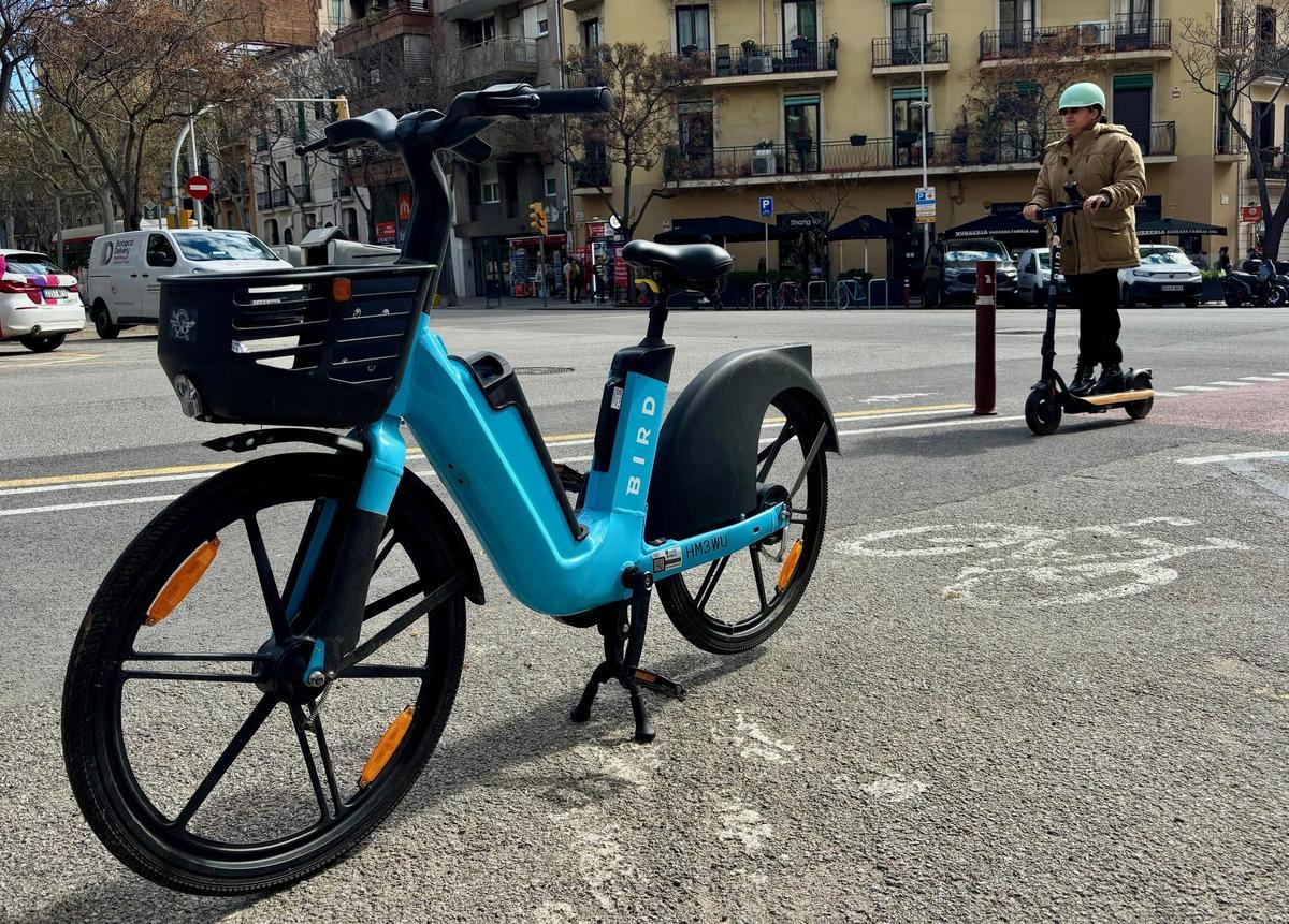 Bicicleta aparcada en el carril bici de Sicília, a la altura de Mallorca