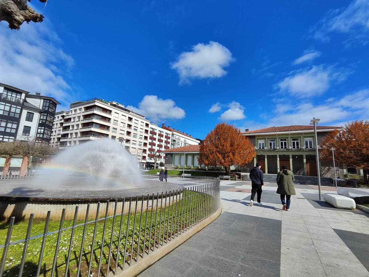 Vista de la fuente en su entorno, en una imagen de este domingo.