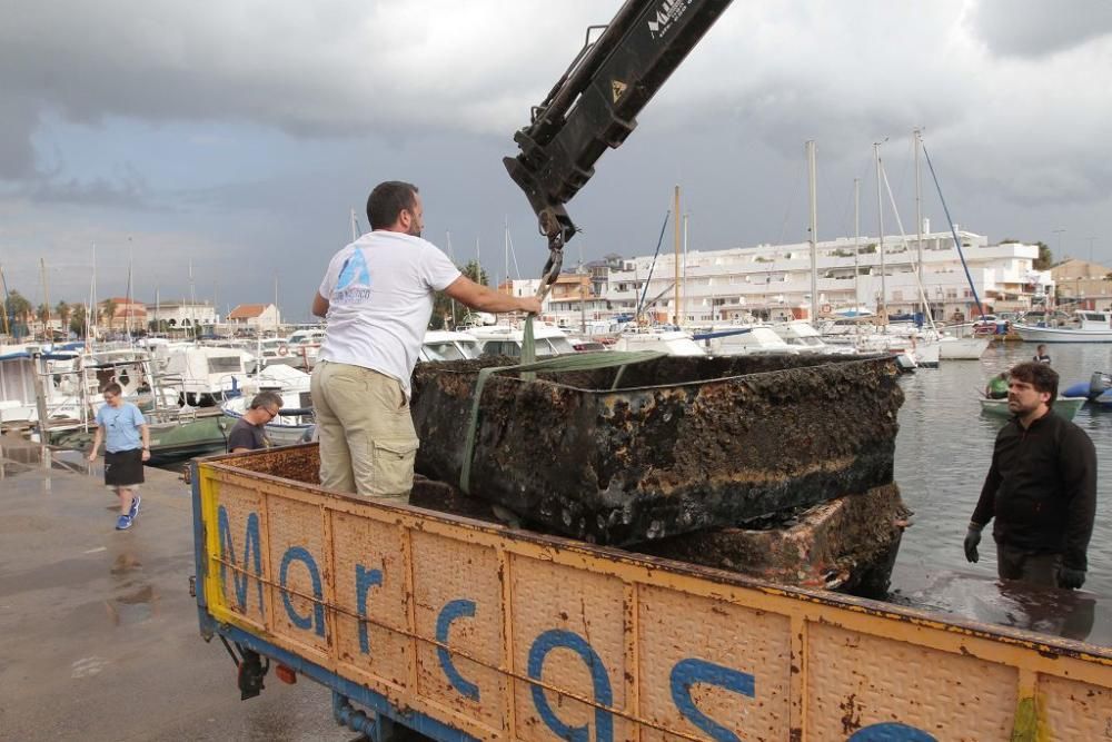 Buceadores limpian la basura del fondo del puerto de Cabo de Palos