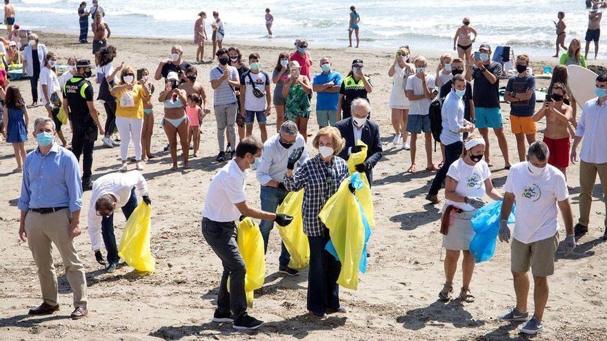 La reina Sofía, una voluntaria más en el día internacional de la limpieza de playas