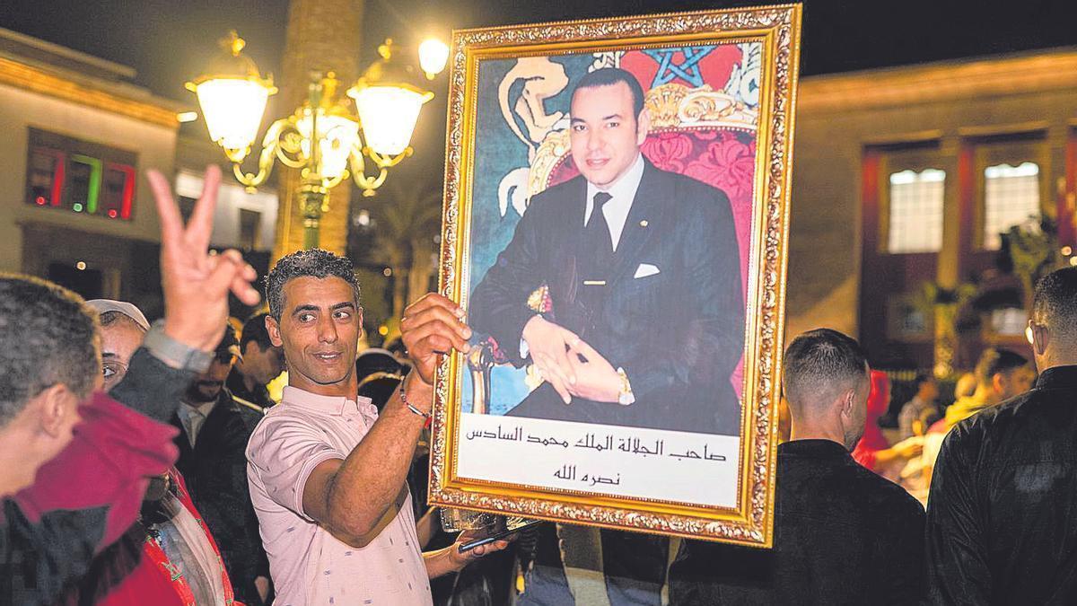 Personas celebrando en Rabat la resolución del Consejo de Seguridad de la ONU el pasado octubre.