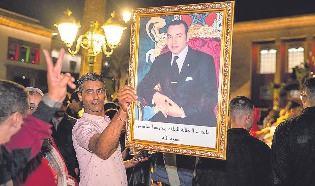 Personas celebrando en Rabat la resolución del Consejo de Seguridad de la ONU el pasado octubre.