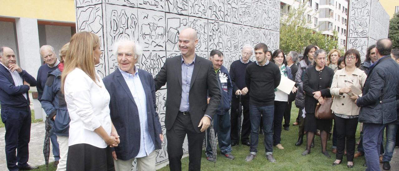 José Solla durante la inauguración de su obra &quot;Inés-Palmira&quot; en la Praza Massó.