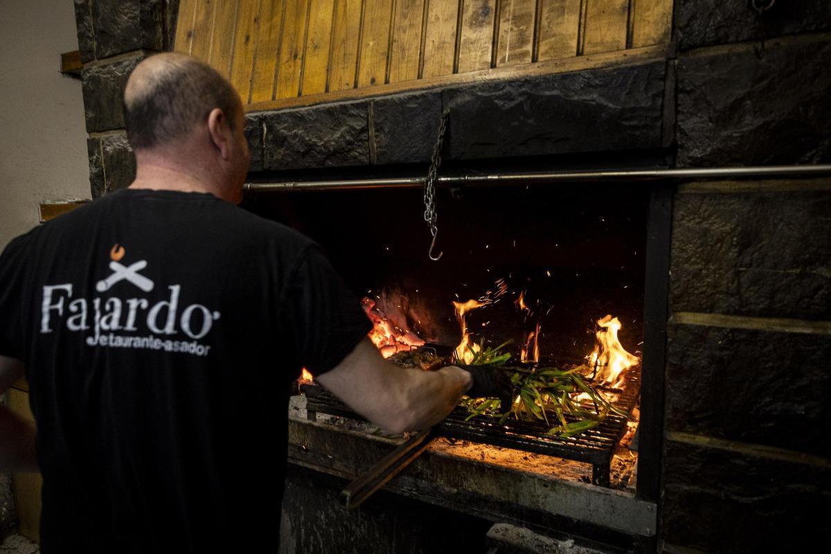 En imágenes | Asador Fajardo, el restaurante de Zaragoza que vende 40.000 calçots al año: "No tienen mucho misterio"