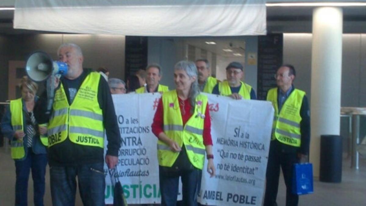 Yayoflautas protestan en la Ciudad de la Justicia