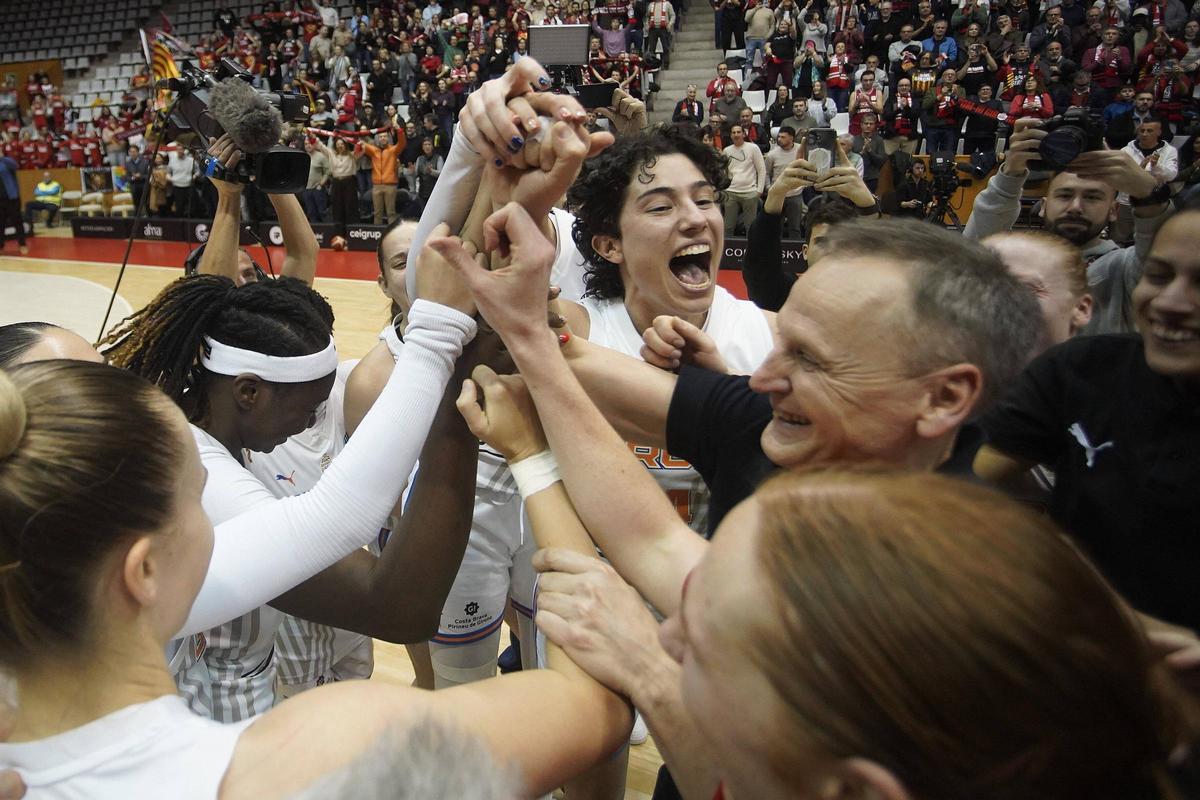 Jugadores i staff celebrant dimecres la classificació per a la Final Six