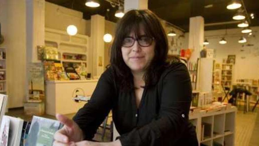 Luci Romero, en la librería Bartleby, instantes después de abrir la mañana de ayer. Su socio estaba en Gijón.