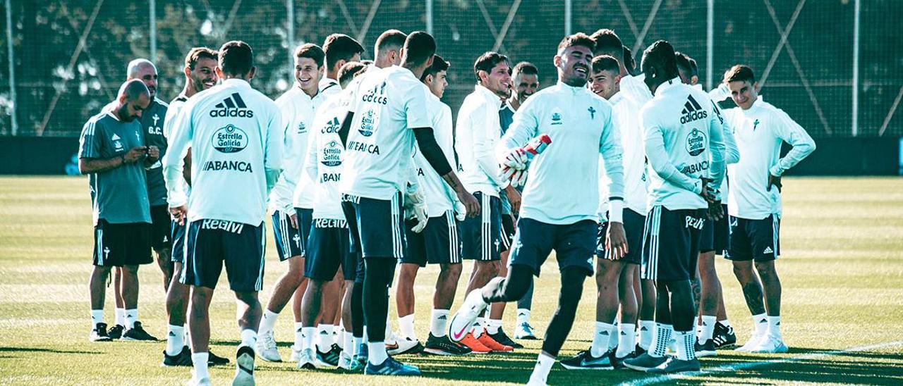 Los jugadores del Celta, en el arranque del entrenamiento de ayer