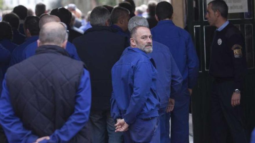 Los trabajadores de La Vega vuelven a la factoría tras cortar el tráfico en la Ronda Sur.