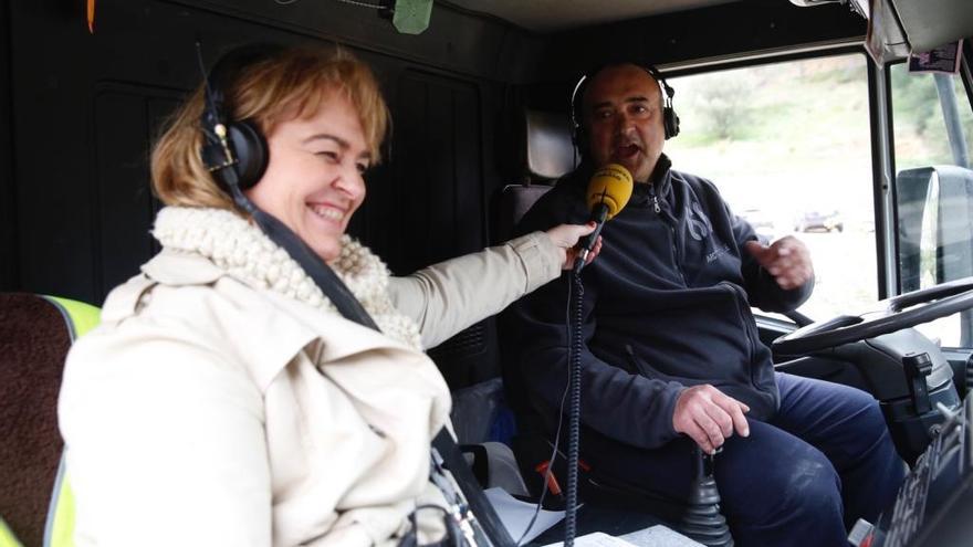 Mariola Dinarés parlant amb el veí Toni Martínez