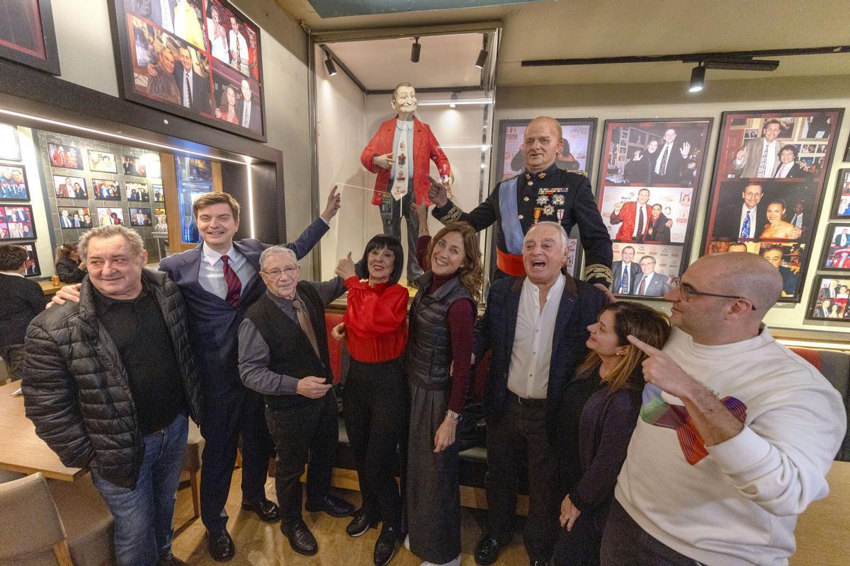 Helena García Melero (5d), Marc Giró (2i), Joan Pera (3i), Lita Claver "La Maña" (4i), Toni Albá (4d) y Paco Pàmies (3d) son algunas de las personalidades que se han reunido este miércoles para homenajear a Jaime Albó, el denominado como Rey del Paralelo, propietario de la Sala Apolo y el restaurante El Rincón del Artista. EFE/Marta Pérez