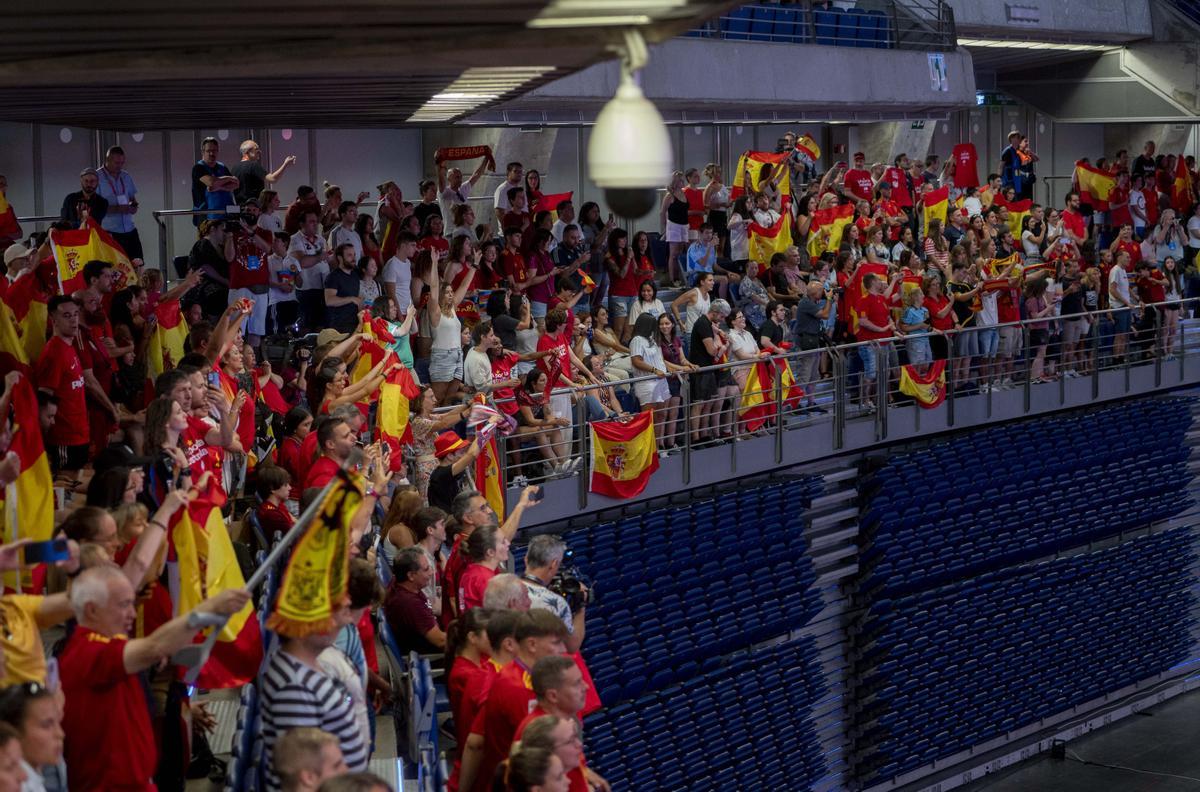 Cientos de aficionados celebran el gol de Olga Carmona en el Wizink Center.