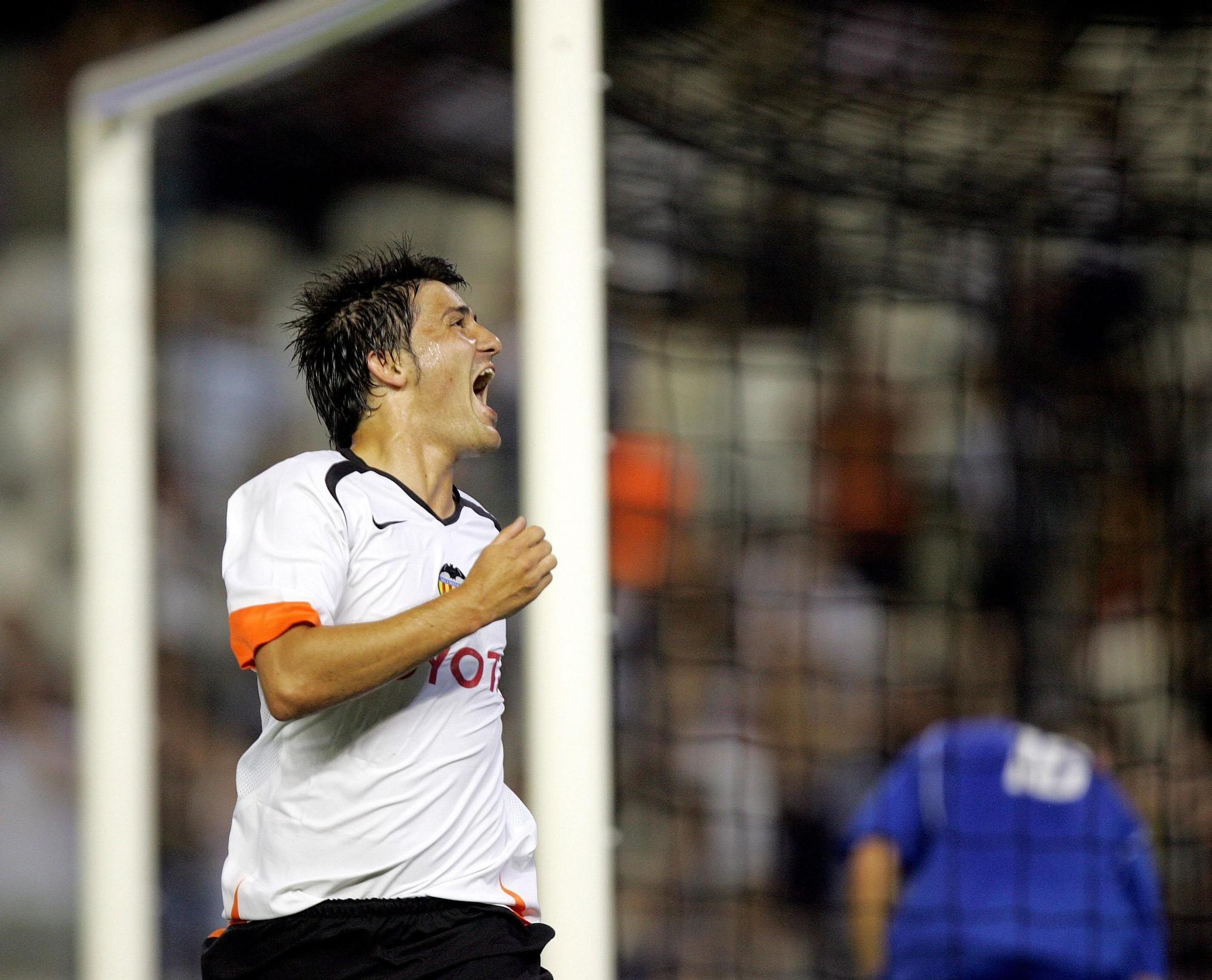 David Villa celebra un gol en su debut oficial con el Valencia CF en Mestalla frente al Gent en la Copa de la UEFA 2005-06 en julio de 2005.