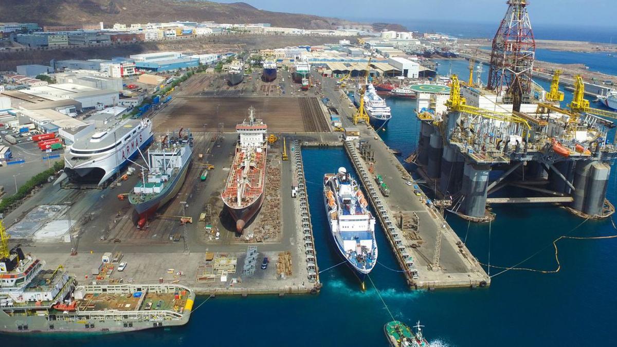 Reparaciones navales en el puerto de La Luz en Las Palmas de Gran Canaria.