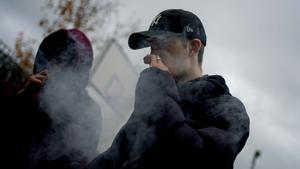 Unos adolescentes vapeando en un parque a escondidas de sus padres.