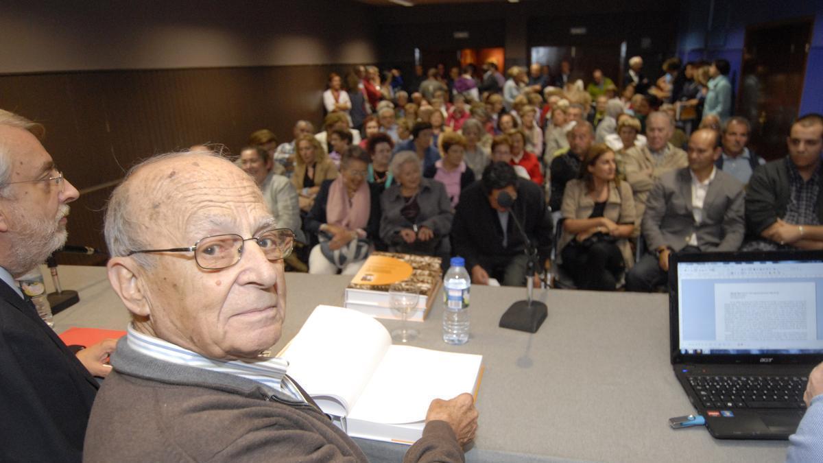 Tomillo Montes, en primer término, en la presentación de su primer libro, en 2012