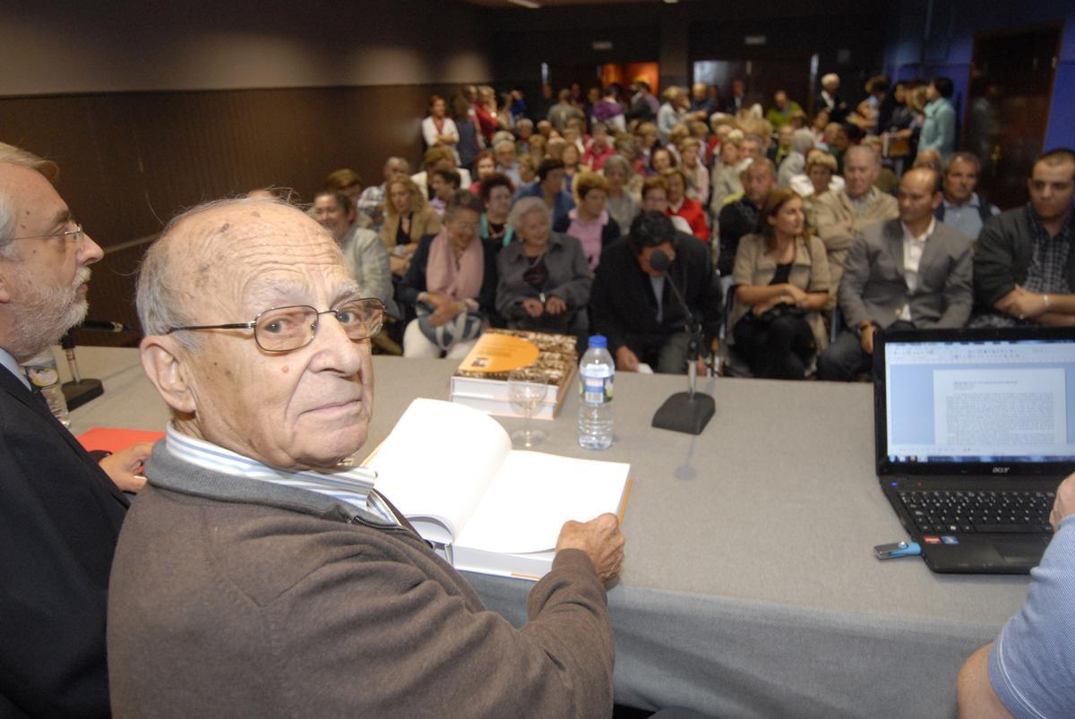 Tomillo Montes, en primer término, en la presentación de su primer libro, en 2012