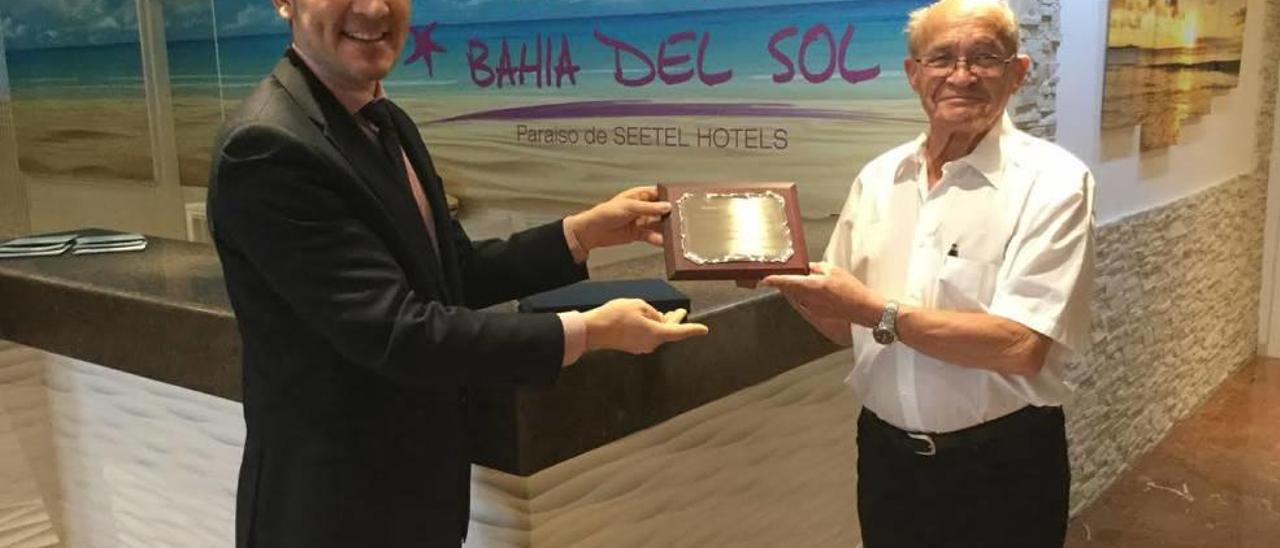 El director del Bahía del Sol, Miguel Ángel García Arranz, le entregó ayer una placa a Walter Reicherter.