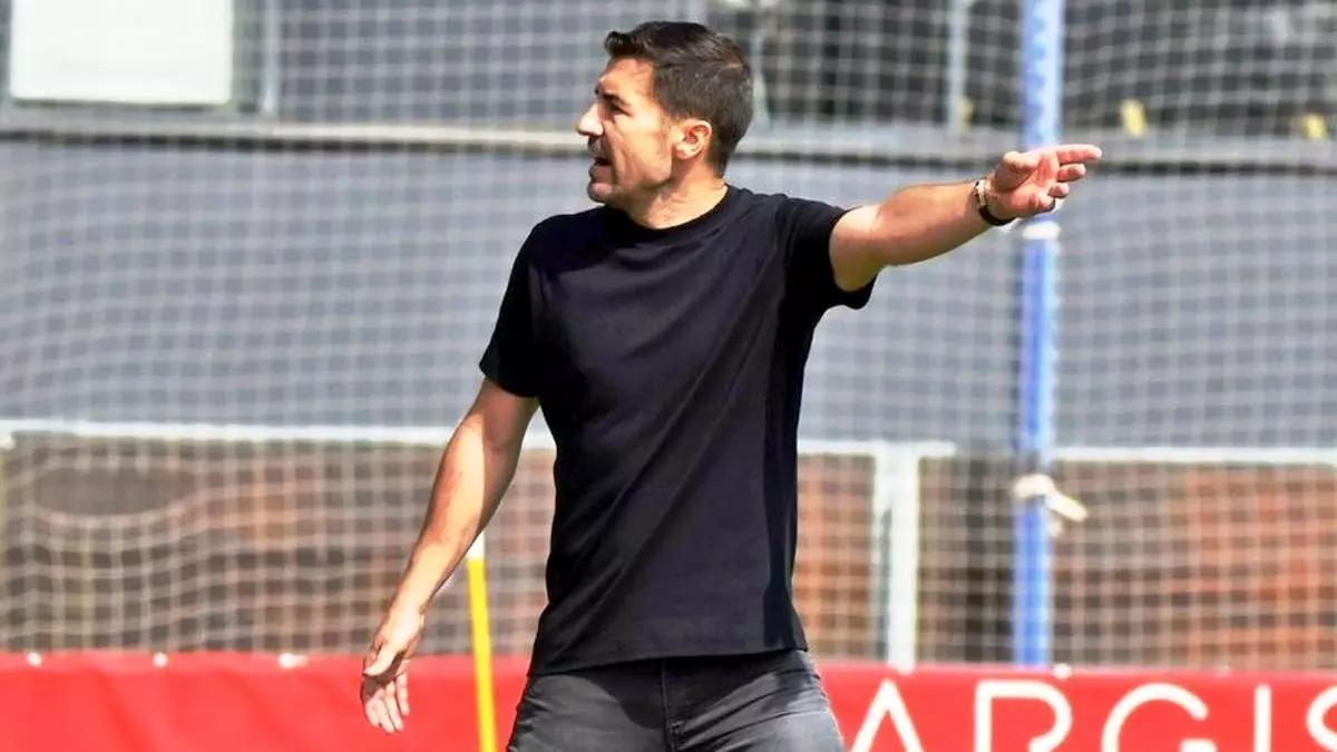 Gabi da instrucciones durante una sesión con el Getafe B, al que dirigía.