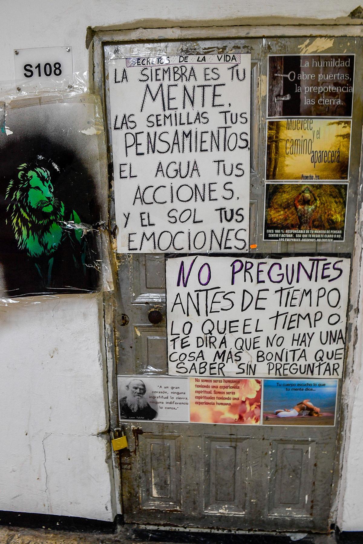 Cartelería fijada en la puerta de uno de los locales ocupados.