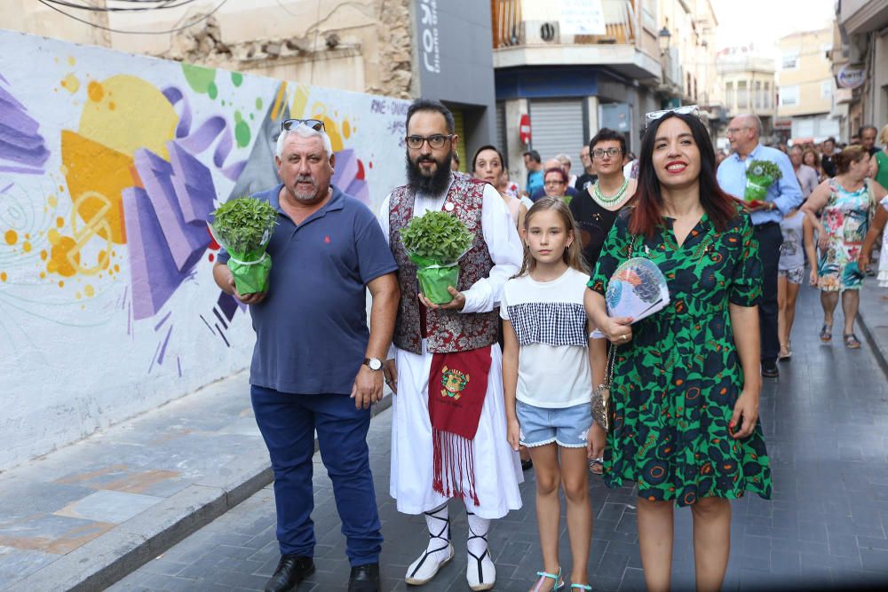 Centenares de callosinos participaron ayer en la tradicional comitiva por las principales calles del municipio vestidos con sus trajes huertanos.