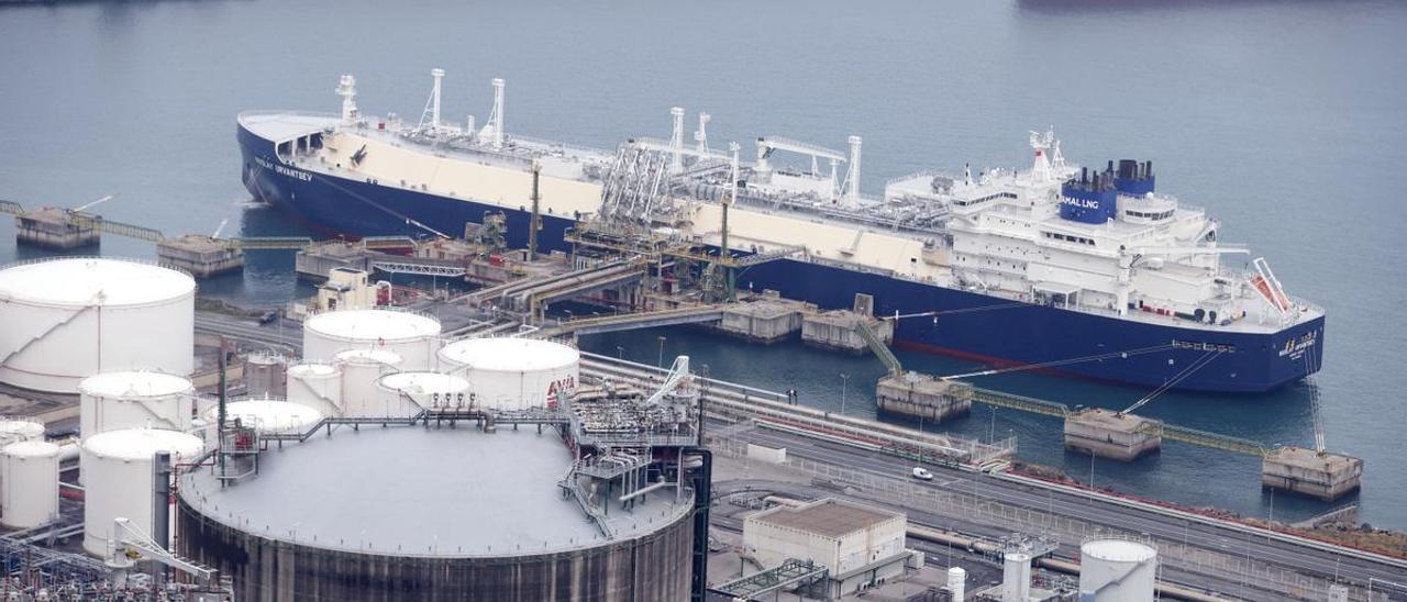 El metanero ’Nikolay Urvantsev’, cargado con gas ruso procedente de yacimientos de Yamal y bandera de Hong Kong, en el momento de la descarga en el puerto de Bilbao el 10 de marzo de 2022.