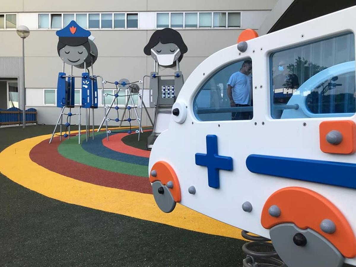 Parque infantil en memoria de Àgueda en el hospital de Gandia.