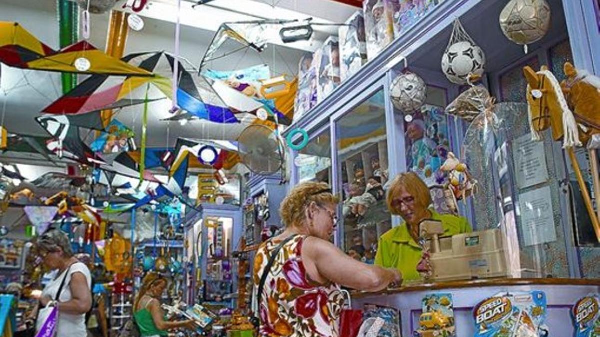 Cometas, balones y muñecas ocupan todo el espacio de la tienda Palacio del Juguete, ayer.