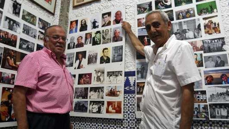 Manuel Peláez (izquierda) y Paco Leal, junto a un panel con artistas flamencos del Palo.