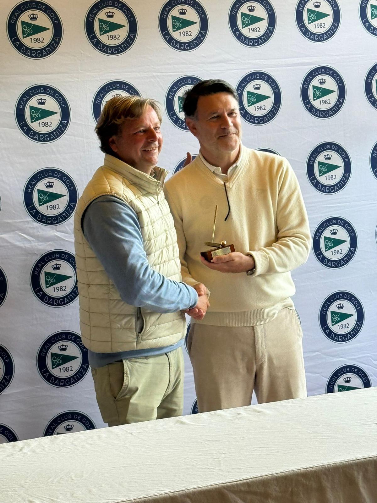 Juan Ojeda, a la izquierda, entrega el trofeo al ganador, Juan Luis Sánchez, jugador de La Barganiza