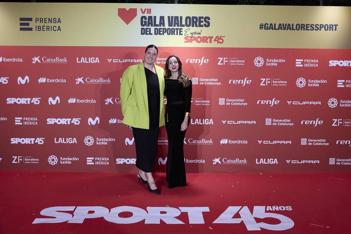 Paula Leitón, campeona olímpìca de waterpolo, junto a Iulene Servent, subdirectora de SPORT, en la VII Gala Valores del Deporte.
