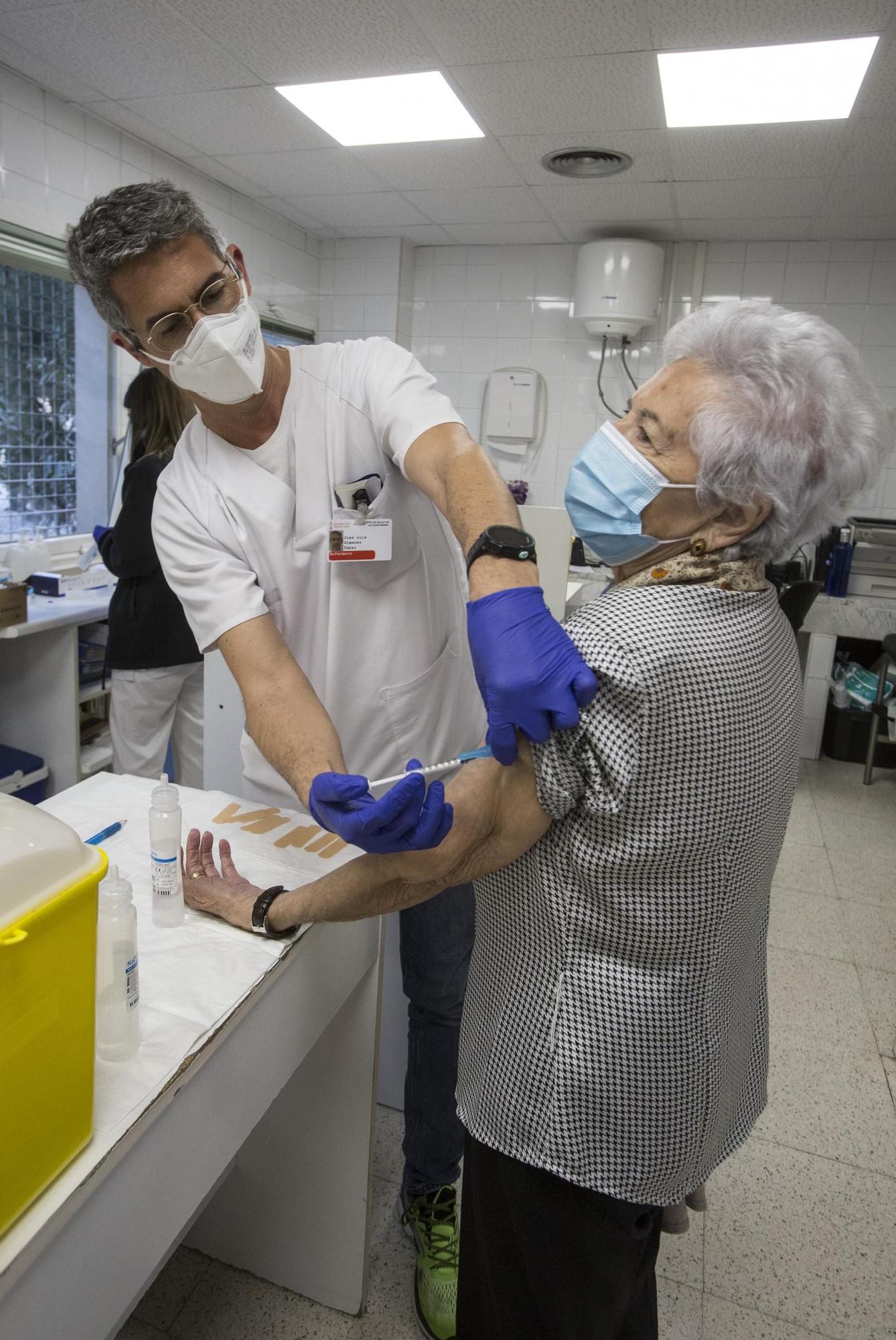 Los mayores de 90 años se vacunan contra el covid